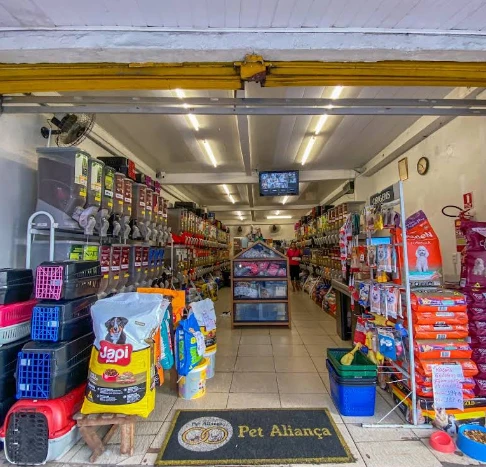 Entrada da Pet Aliança com corredores de produtos e rações